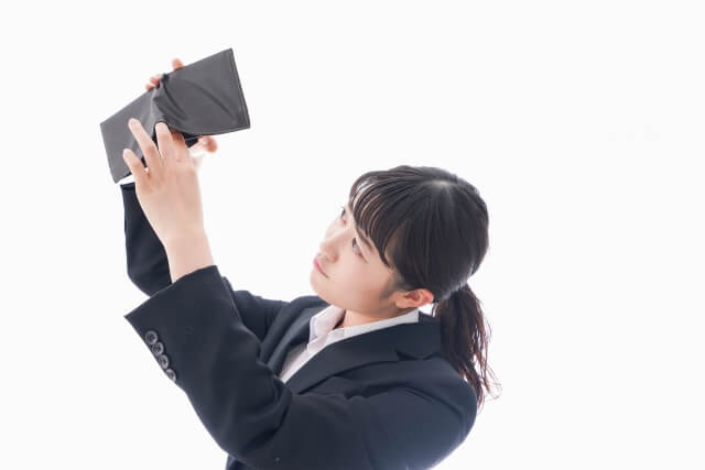 通常刷卡基本上都會扣手續費，由店家自行吸收，不會跟消費者收取