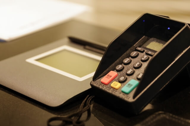 基本上在台灣的銀行發行的信用卡，可以在台灣的商店刷卡花費的都可以用