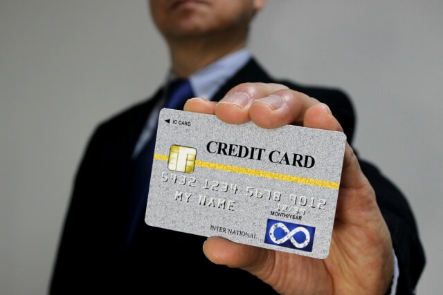 最大的不同是預借現金是找銀行，刷卡換現金則是找業者。預借現金還有可能會影響到信用，不可不慎。